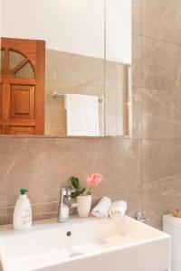 Koupelna v ubytování Villa Leondari by Rodostamo Collection + 20 fotografií