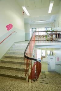 eine Treppe in einem Büro mit Treppenaufgang in der Unterkunft Yömyssy Apartments in Kerimäki