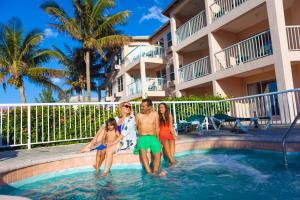 Bazén v ubytování Island Seas Resort nebo v jeho okolí