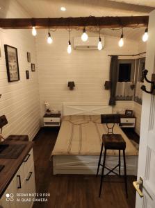 una camera con letto e scrivania di Feliz apartman a Gyula