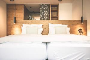 2 łóżka w sypialni z białymi poduszkami w obiekcie Hotel & Appartements Alpenresidenz Viktoria w Neustift im Stubaital