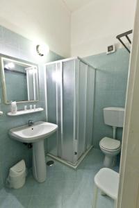 ein Badezimmer mit Waschbecken, Dusche und Toilette in der Unterkunft B&B MediNaples in Neapel + 23 Fotos