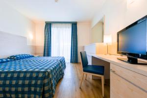 Giường trong phòng chung tại Caravel Bike Hotel