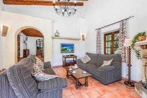 Ein Sitzbereich in der Unterkunft Pretty villa close to Cala San Vicente by Renthousing