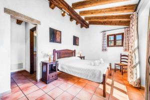 ein Schlafzimmer mit einem Bett und einem Tisch und Stühlen in der Unterkunft Pretty villa close to Cala San Vicente by Renthousing in Cala de Sant Vicent