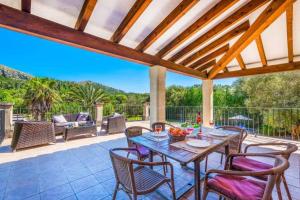 Ein Balkon oder eine Terrasse in der Unterkunft Pretty villa close to Cala San Vicente by Renthousing