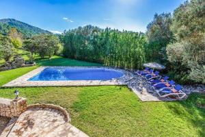 Der Swimmingpool an oder in der Nähe von Pretty villa close to Cala San Vicente by Renthousing