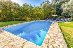 Der Swimmingpool an oder in der Nähe von Pretty villa close to Cala San Vicente by Renthousing