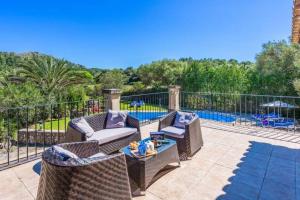 Der Swimmingpool an oder in der Nähe von Pretty villa close to Cala San Vicente by Renthousing