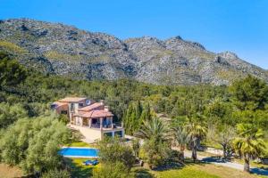 eine Luftansicht eines Hauses mit Bergen im Hintergrund in der Unterkunft Pretty villa close to Cala San Vicente by Renthousing in Cala de Sant Vicent