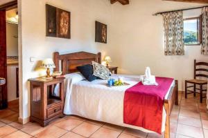 Ein Bett oder Betten in einem Zimmer der Unterkunft Pretty villa close to Cala San Vicente by Renthousing