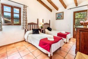 Ein Bett oder Betten in einem Zimmer der Unterkunft Pretty villa close to Cala San Vicente by Renthousing