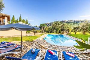 Der Swimmingpool an oder in der Nähe von Pretty villa close to Cala San Vicente by Renthousing