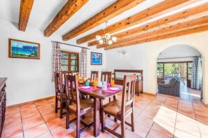 Ein Sitzbereich in der Unterkunft Pretty villa close to Cala San Vicente by Renthousing