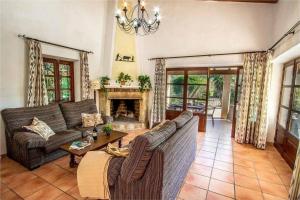 Ein Sitzbereich in der Unterkunft Pretty villa close to Cala San Vicente by Renthousing