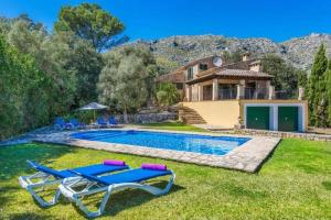 eine Villa mit Swimmingpool und ein Haus in der Unterkunft Pretty villa close to Cala San Vicente by Renthousing in Cala de Sant Vicent