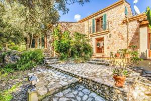 Ein Garten an der Unterkunft Pretty villa close to Cala San Vicente by Renthousing