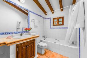 Ein Badezimmer in der Unterkunft Pretty villa close to Cala San Vicente by Renthousing