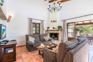 ein Wohnzimmer mit einer Couch und einem Tisch in der Unterkunft Pretty villa close to Cala San Vicente by Renthousing in Cala de Sant Vicent