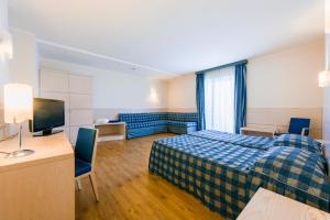 A bed or beds in a room at Caravel Bike Hotel Még 31 kép