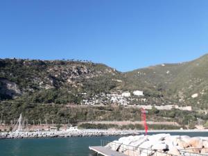 een jachthaven met een stel boten in het water bij B&B nido sul mare in Alassio