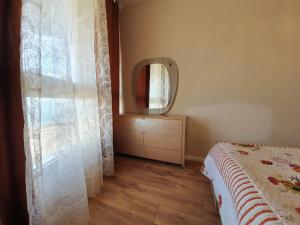 um quarto com um espelho, uma cama e uma cómoda em Sea View Deluxe em Bat Yam
