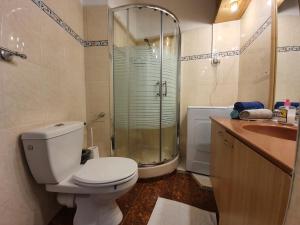 uma casa de banho com um WC, um chuveiro e um lavatório. em Sea View Deluxe em Bat Yam