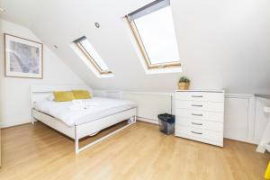 A bed or beds in a room at Tooting Bec Rooms at Lingwell by EveryWhere to Sleep London