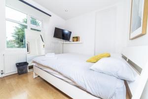 A bed or beds in a room at Tooting Bec Rooms at Lingwell by EveryWhere to Sleep London