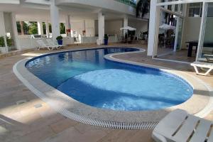 una gran piscina de agua azul en un edificio en Porto Del Mar - 80m da Praia, en Florianópolis