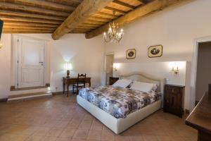 1 dormitorio con 1 cama y 1 mesa en una habitación en Tenuta Tegolato, en Barberino di Val d'Elsa