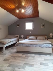 Ένα ή περισσότερα κρεβάτια σε δωμάτιο στο Gîtes du Bois de Bontemps