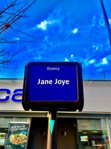 Znak, który odczytuje niebezpieczeństwo Jane Joyce przed sklepem w obiekcie Le Petit Drancy - T2 tout équipé w mieście Drancy