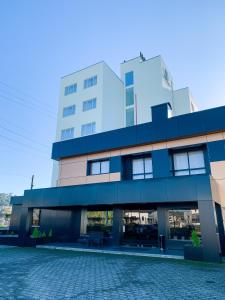 un grand bâtiment avec une rue pavée en face dans l'établissement Hotel Moutados, à Vila Nova de Famalicão