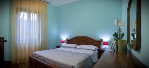 una camera con letto e finestra con luce blu di Holiday Montemolino a Todi
