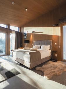 sypialnia z dużym łóżkiem i dywanem w obiekcie CHALEYOTT Mountain Apartments w mieście Harrachov