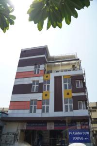 un grand bâtiment avec de la peinture colorée. dans l'établissement Prasana Residency, à Tiruchirappalli