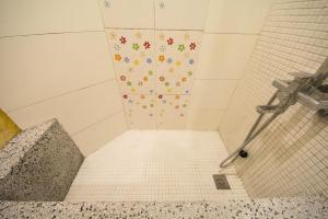 羅東鎮的住宿－羅東夜市樂活 ，一间带淋浴的浴室和瓷砖墙