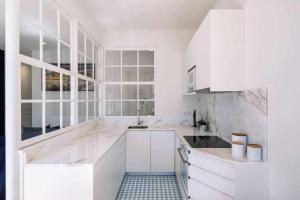 Una cocina blanca con gabinetes blancos y un fregadero. en Bruno's Wine House, en Vila Nova de Gaia 42 fotos más