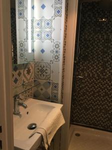 uma casa de banho com um lavatório e um chuveiro em Au coeur des Remparts em Boulogne-sur-Mer