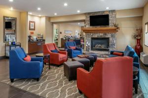 una sala d'attesa con sedie e camino di Comfort Inn Fort Collins North a Fort Collins