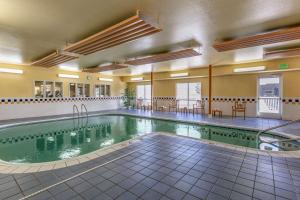 Bazén v ubytování Comfort Inn Fort Collins North nebo v jeho okolí