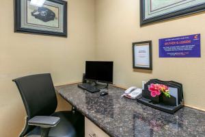 TV a/nebo společenská místnost v ubytování Comfort Inn Fort Collins North