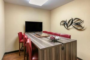 TV a/nebo společenská místnost v ubytování Comfort Inn Fort Collins North