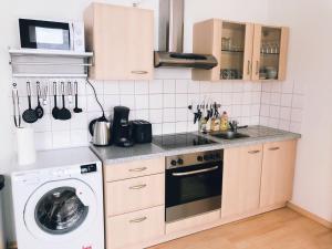 a kitchen with a washing machine and a washer at zentrale Ferienwohnung am Koblenzer HBF - Nah am Rhein in Koblenz