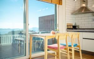 eine Küche mit einem Holztisch und 2 Stühlen in der Unterkunft Namhae Whale's Dream in Namhae