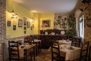 a restaurant with tables and chairs in a room at Casa Rural del Médico in Hontoria del Pinar