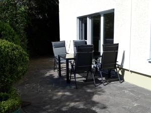 una mesa y sillas en un patio en Ferienwohnung Zürcher en Chieming