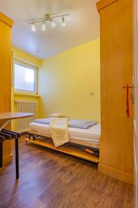 - une chambre avec un lit dans une pièce avec une table dans l'établissement Hotel Villa Tummelchen, à Cochem
