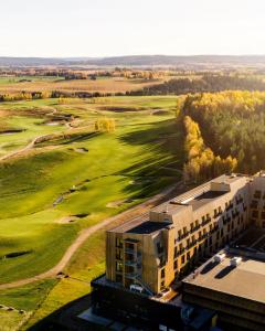 una vista aérea de un edificio y un campo de golf en Lily Country Club, en Klofta